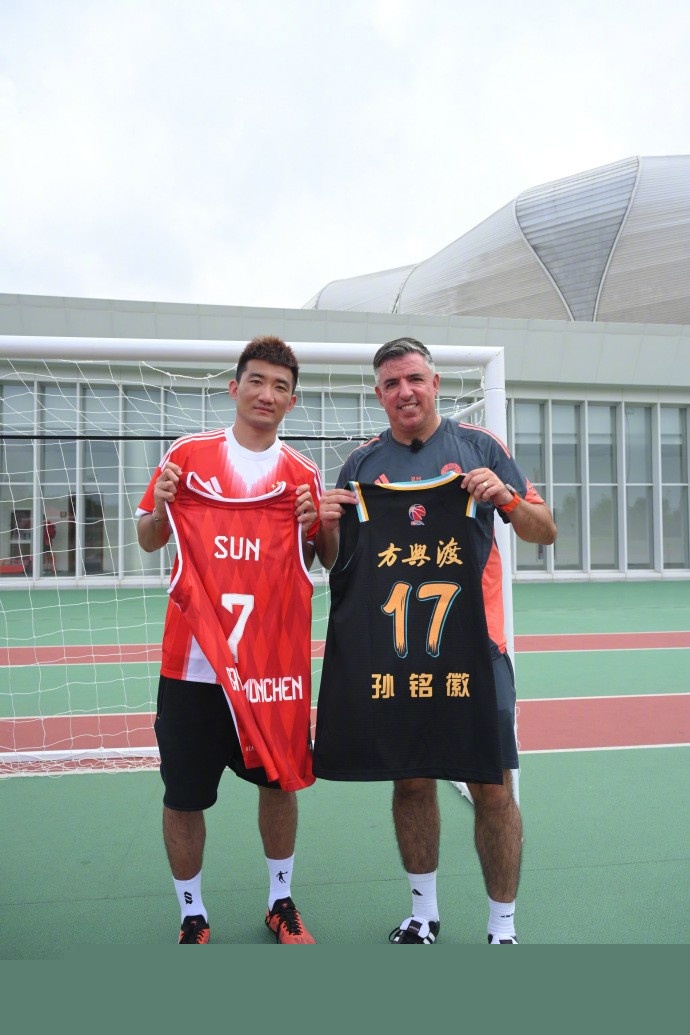 头球建功！利兹联后卫比约尔是第4位英超进球的斯洛文尼亚球员（利兹联后卫比约尔头球破门，成为英超进球的第4位斯洛文尼亚球员）